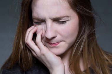 kapalı gözlü esmer