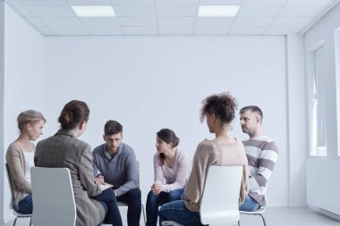 İnsanlar participtaing grup psikoterapi