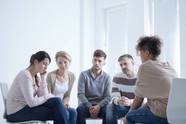 Grup destek üzgün kadın