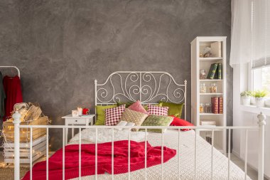 Mavi duvar ile modern yatak odası