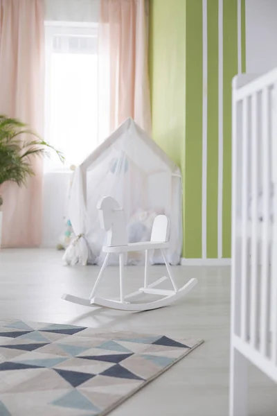 Rocking horse in baby kamer — Stockfoto