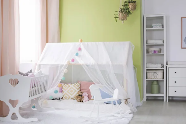 Speelhuisje met baldakijn in baby kamer — Stockfoto