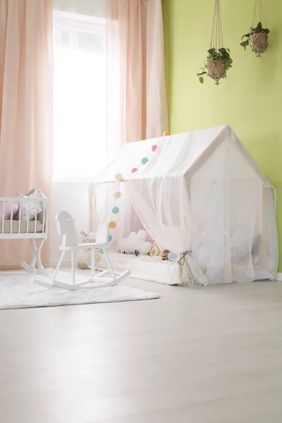 Детская комната с зеленой стеной — стоковое фото