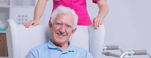 Osoby w podeszłym wieku z jego pielęgniarka — Zdjęcie stockowe