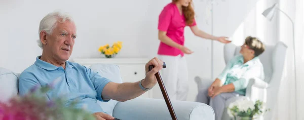 Personas mayores en el centro médico —  Fotos de Stock