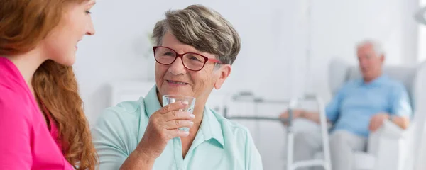 Donna anziana acqua potabile — Foto Stock