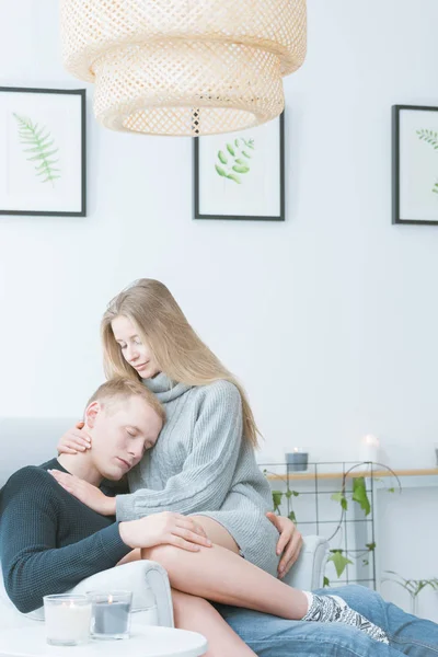 Jovem casal abraço — Fotografia de Stock