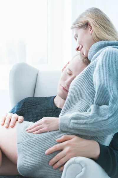 Blondýna sedí na mans kolena — Stock fotografie