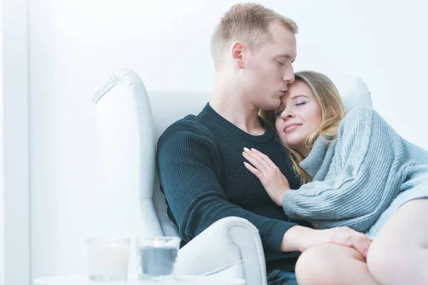 Hombre besando a las mujeres frente —  Fotos de Stock