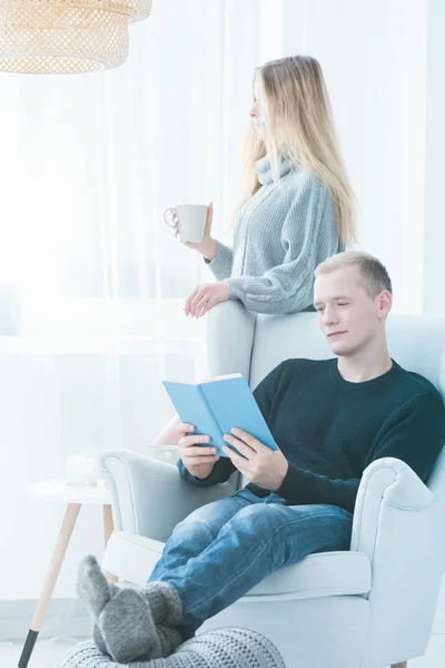 Homem lendo um livro — Fotografia de Stock