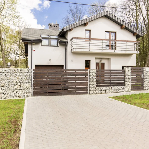 Moderna casa geminada com calçada — Fotografia de Stock