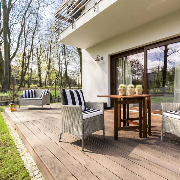 Trä veranda med stolar — Stockfoto