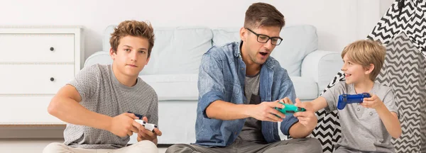Boy cheating during game — Stock Photo, Image