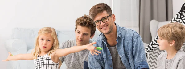 Chica con tres hermanos — Foto de Stock