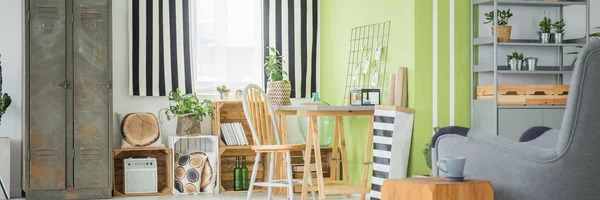 Houten en groene woonkamer — Stockfoto