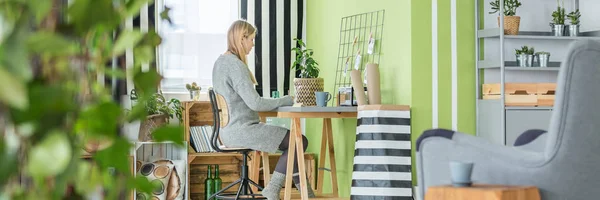 Femme travaillant au bureau — Photo