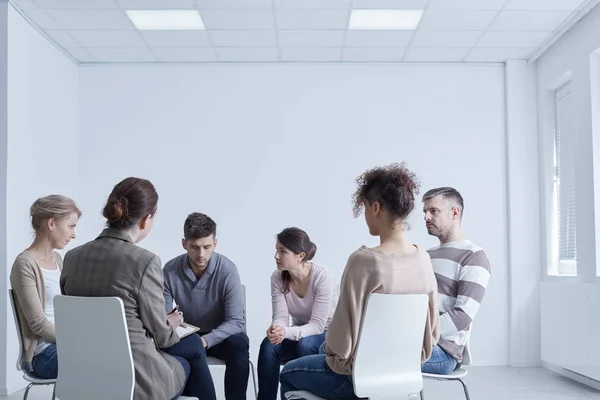 Mensen participtaing in de groep psychotherapie — Stockfoto