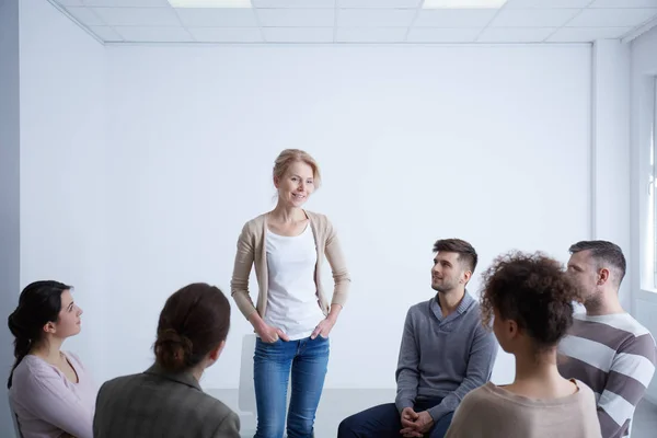 Frau spricht während Gruppentherapie — Stockfoto