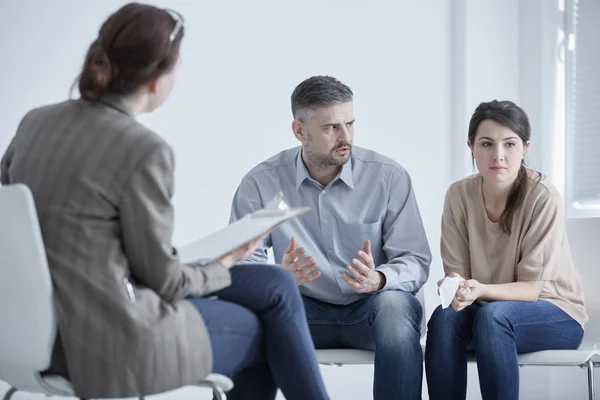 Terapeuta familiar y pareja infeliz — Foto de Stock