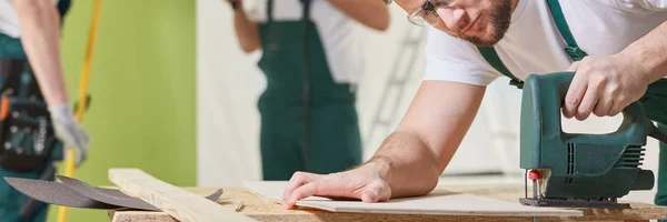 Man timmerman op het werk — Stockfoto