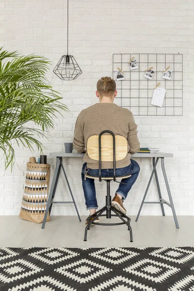 Mannelijke student in zijn kamer — Stockfoto