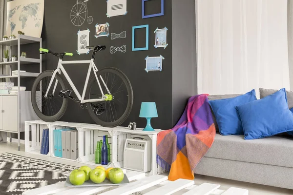 Habitación con una bicicleta —  Fotos de Stock