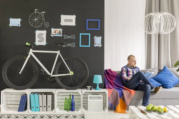 Blonde student in zijn kamer — Stockfoto