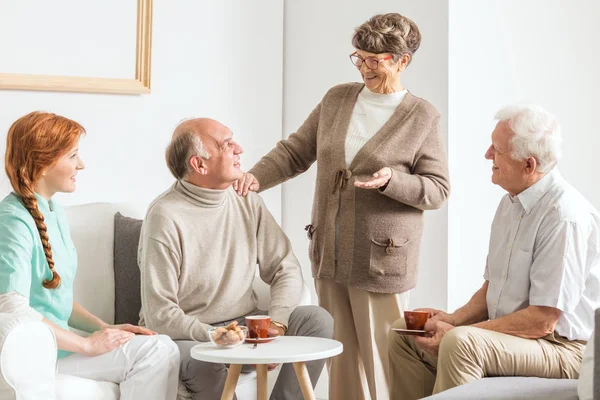 Friends at retirement club — Stock Photo, Image