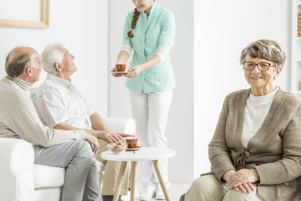 Медсестра подает чай
