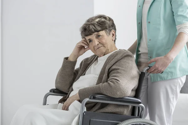 Vrouw in pensioen club — Stockfoto