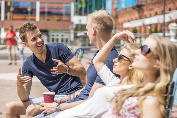 Dos parejas hablando en el centro de la ciudad — Foto de Stock