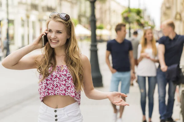 Jonge vrouw in gesprek op een mobiele telefoon — Stockfoto
