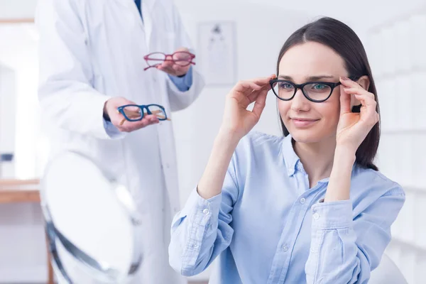 Optiker mit Brille und Kunde — Stockfoto