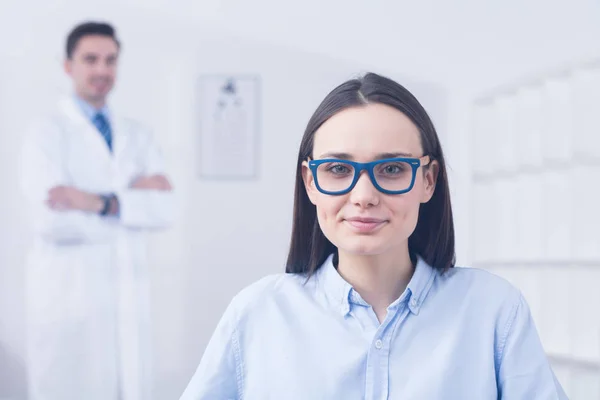 Femme au magasin opticien — Photo