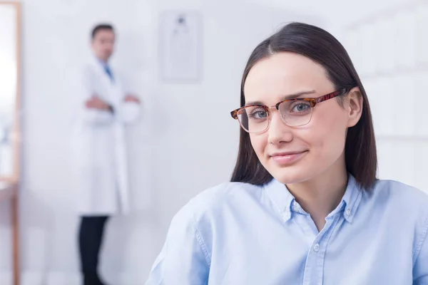 Mujer eligiendo nuevas gafas graduadas — Foto de Stock