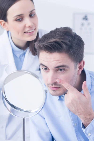 Man trying on contact lens — Stock Photo, Image