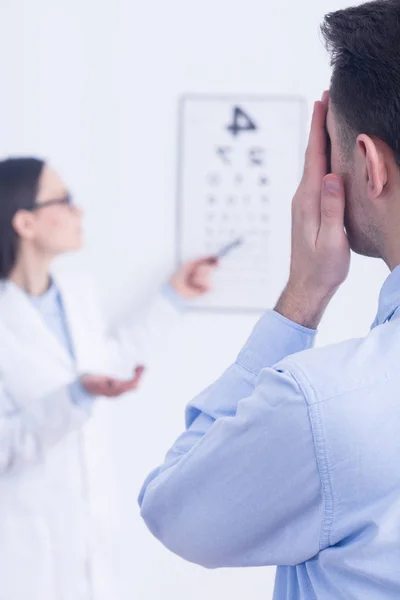 Człowiek o badanie wzroku oka — Zdjęcie stockowe