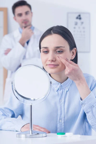 Frau probiert Kontaktlinse an — Stockfoto