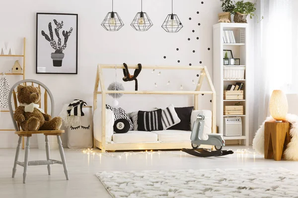 Светлая детская комната с лампами — стоковое фото