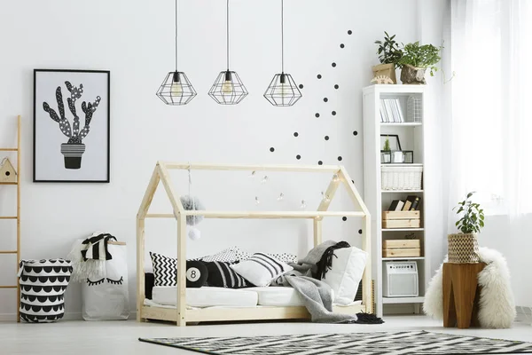 Moderne baby slaapkamer in wit — Stockfoto