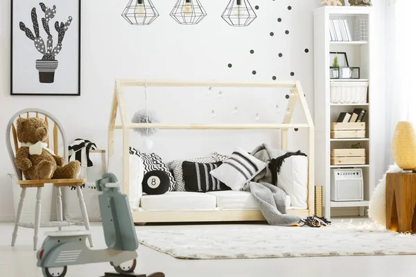 De slaapkamer van het kind met houten bed — Stockfoto