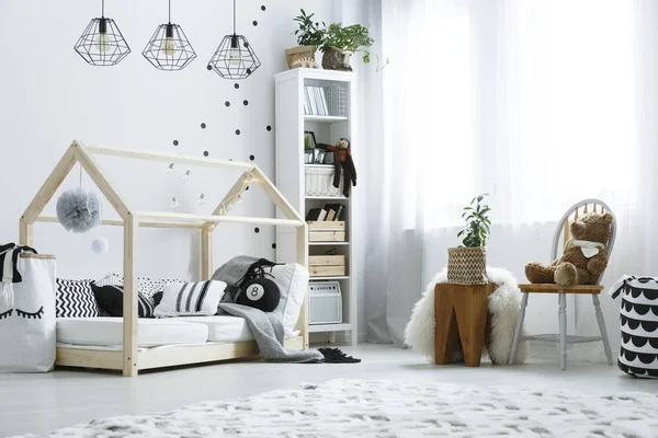 Escandi dormitorio infantil con ventana — Foto de Stock
