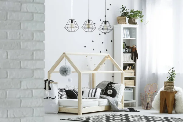 Çocuk odası ile tuğla duvar — Stok fotoğraf