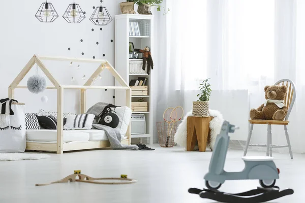 Белая, детская комната с игрушками — стоковое фото