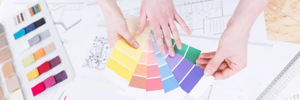 Escolhendo a cor da pintura para renovação — Fotografia de Stock