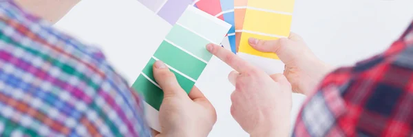 Personas comparando colores de pintura — Foto de Stock