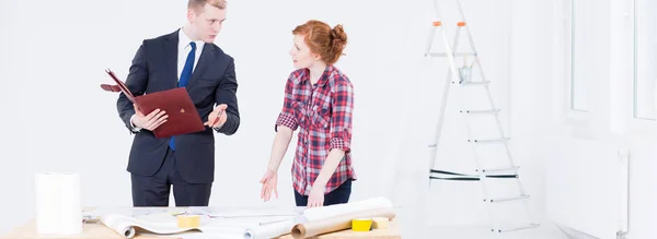 Hombre de negocios y diseñador de estudio femenino — Foto de Stock