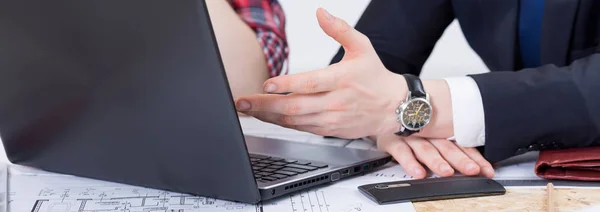 Zakenman werkt aan laptop — Stockfoto