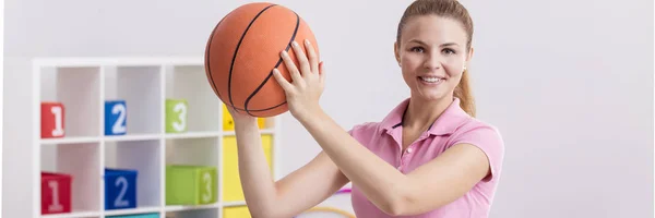 Basketbol ile fiziksel egzersizler — Stok fotoğraf