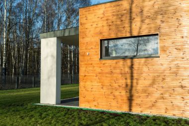 Modern house ile ahşap duvarlar